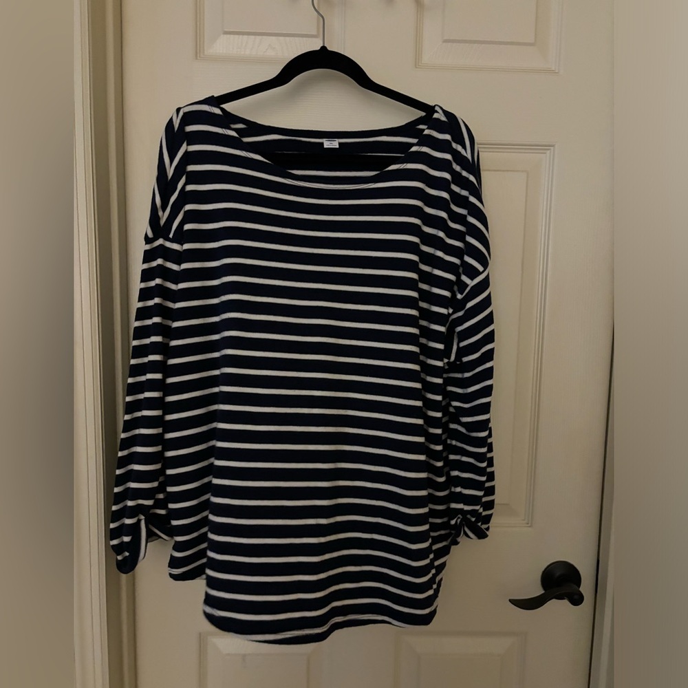 XXL Old Navy blue and white 3/4 length top